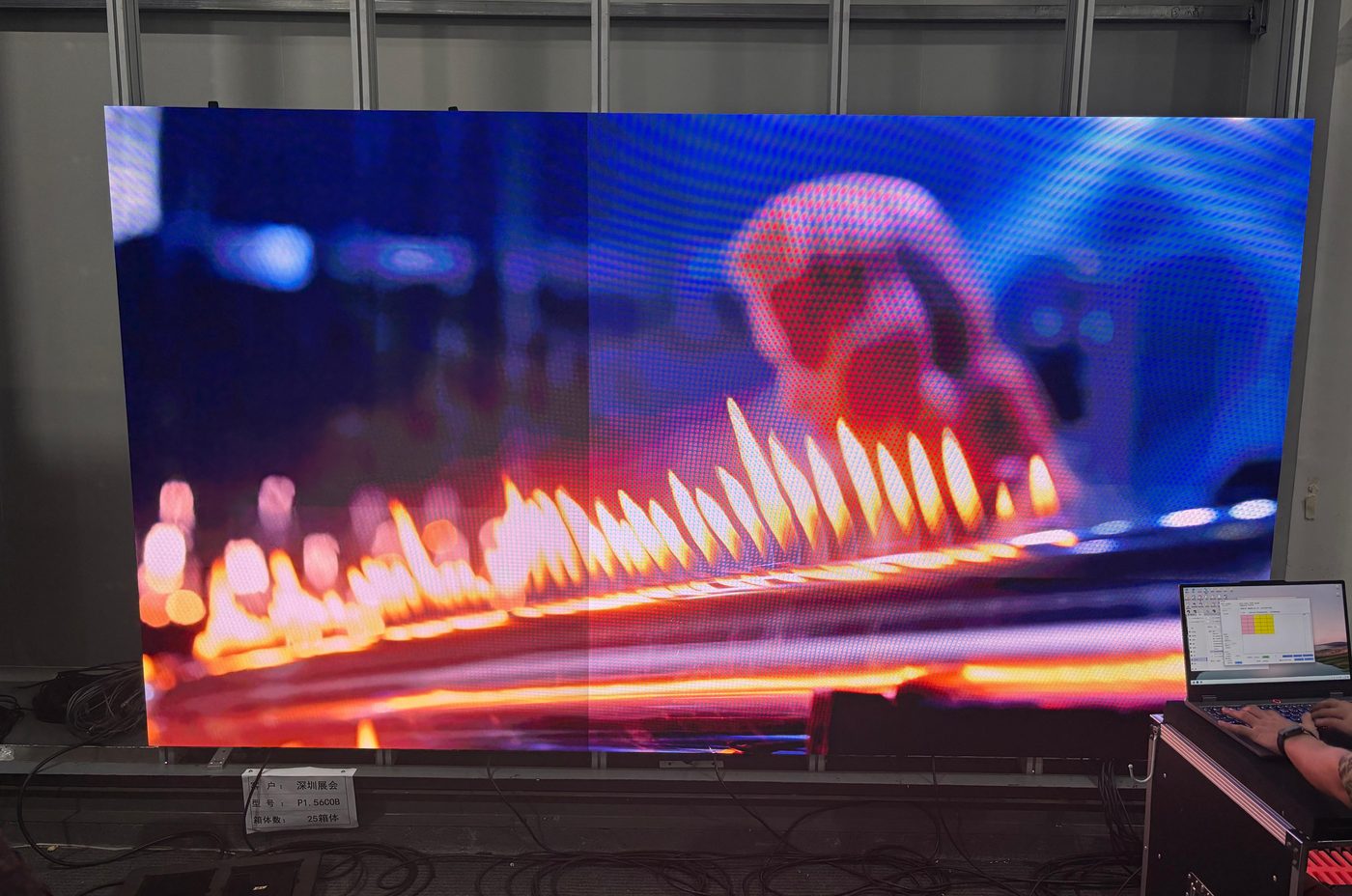 Traditional LED vs NovaVista — pixel grid comparison